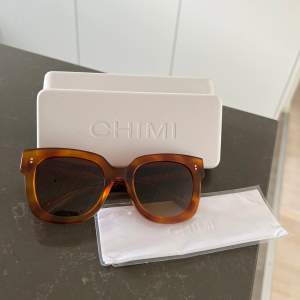 Helt nya solglasögon från chimi i modellen ”08 Havana”! Färger heter tortoise & solglasögonen är köpta på NK! Nypris: 1350kr
