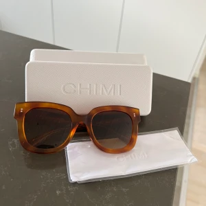 Chimi solglasögon - Helt nya solglasögon från chimi i modellen ”08 Havana”! Färger heter tortoise & solglasögonen är köpta på NK! Nypris: 1350kr