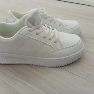 Skor 37 men passar bättre 36 - Jag blev förvånad över kvaliteten, väldigt bekväm och vacker, men tyvärr var den liten.