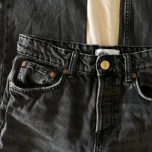 Zara midwaist jeans🤍 - Inga defekter, förutom vid hälarna då dem har varit lite för långa för mig, men ser inte konstigt ut🤍