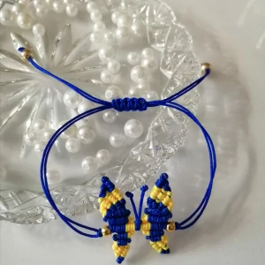 Hand flätad fjäril armband  - Super vackert armband. passar vuxen även barn. Justerbara strl. min arm är 16 cm som visas på foto. 