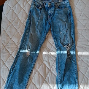 Jeans - Knappast använd. Inga fläckar.