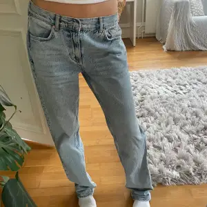 Lågmidjade raka jeans från Ginatricot med jättesnygg tvätt🩵 jeansen är i bra skick och passar till alla tillfällen! Dm för frågor eller fler bilder!