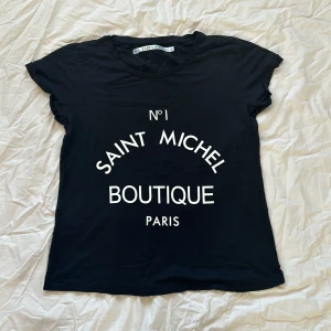 T-shirt - Svart t-shirt från 157