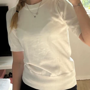 stickad t-shirt  - vit stickad t-shirt från saint tropez i strl xs, helt ny aldrig använd  frågor? skriv till mig så löser vi 💗