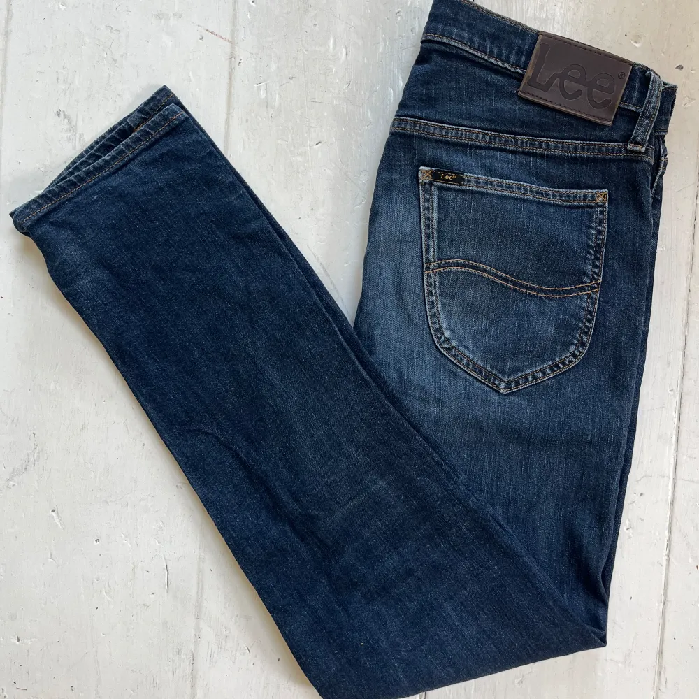 Jättefina lee jeans i bra skick. Modellen på bilden är cirka 180cm lång. Hör av er om ni har några frågor eller funderingar!. Jeans & Byxor.