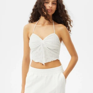 Broderad topp - Så söt broderad topp från bershka i storlek XS. Säljer pga att den har blivit för liten💖