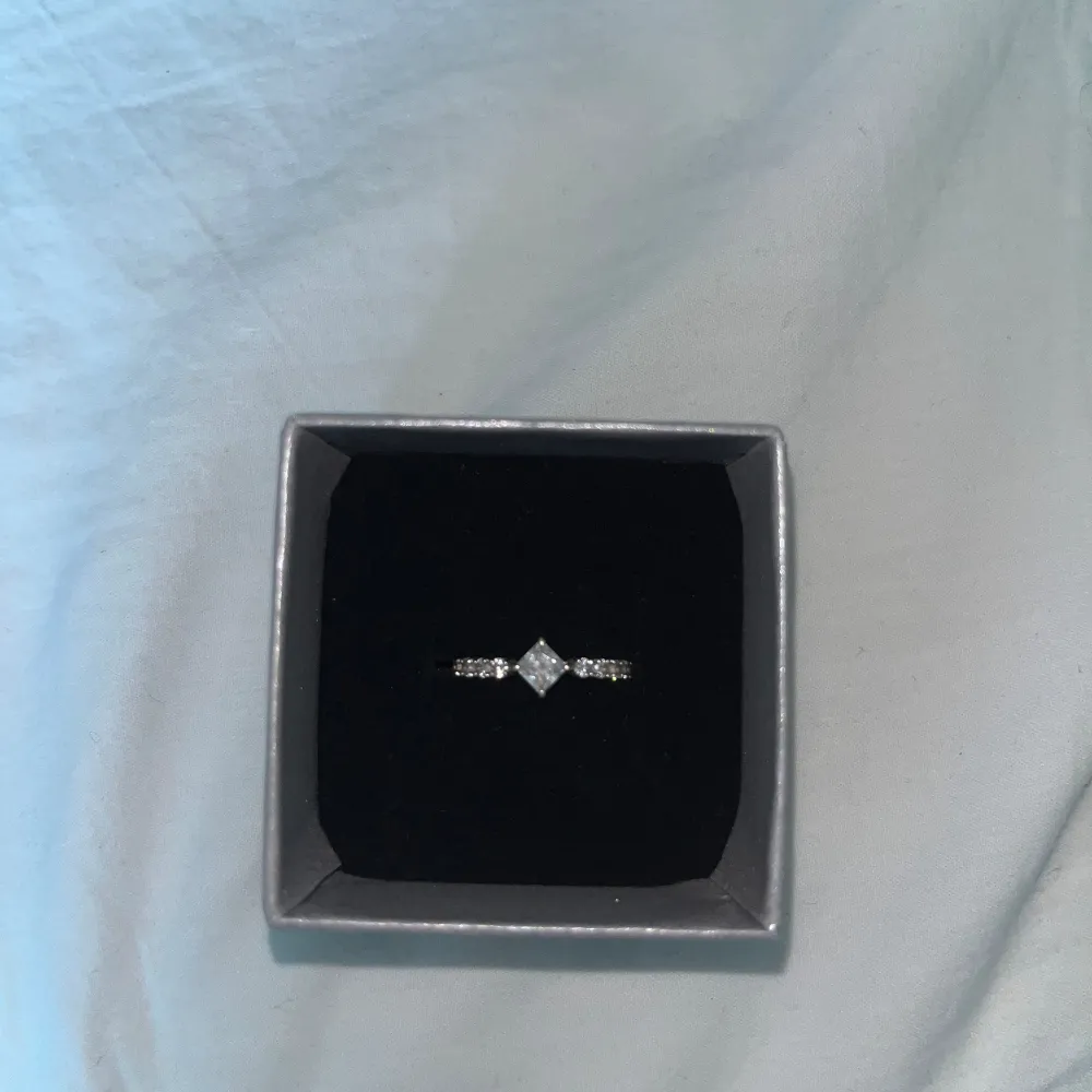 Säljer denna silver ring ifrån guldfynd i väldigt fint skick, inte använd av mig mycket. Bredd (mm) 6 Höjd (mm) 3. Accessoarer.