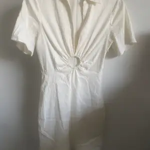 Säljer denna vita klänningen från zara i superfint skick endast använd en gång. 