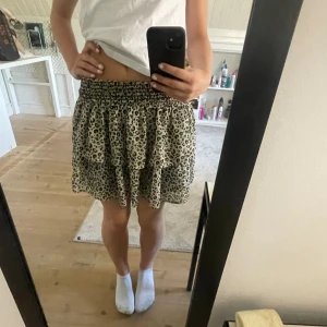 Leopard kjol - En jättefin leopardmönstrad kjol💕💕tror att den är från Kappahl men e inte säker (se bild 4