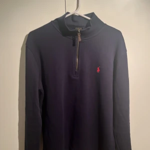 Ralph lauren zip - Säljer nu denna navy zip tröjan från Ralph lauren. Den är i storlek L och är i princip true to size. Den är i gott skick runt 8,5/10. Har du några frågor eller bytesförslag så är det bara att skriva!!!