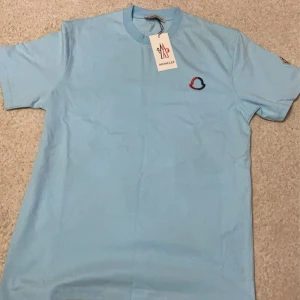 Moncler T-shirt  - Säljer en väldigt fin och skön moncler t-shirt i unik färg i storlek M säljes efter den inte passar 