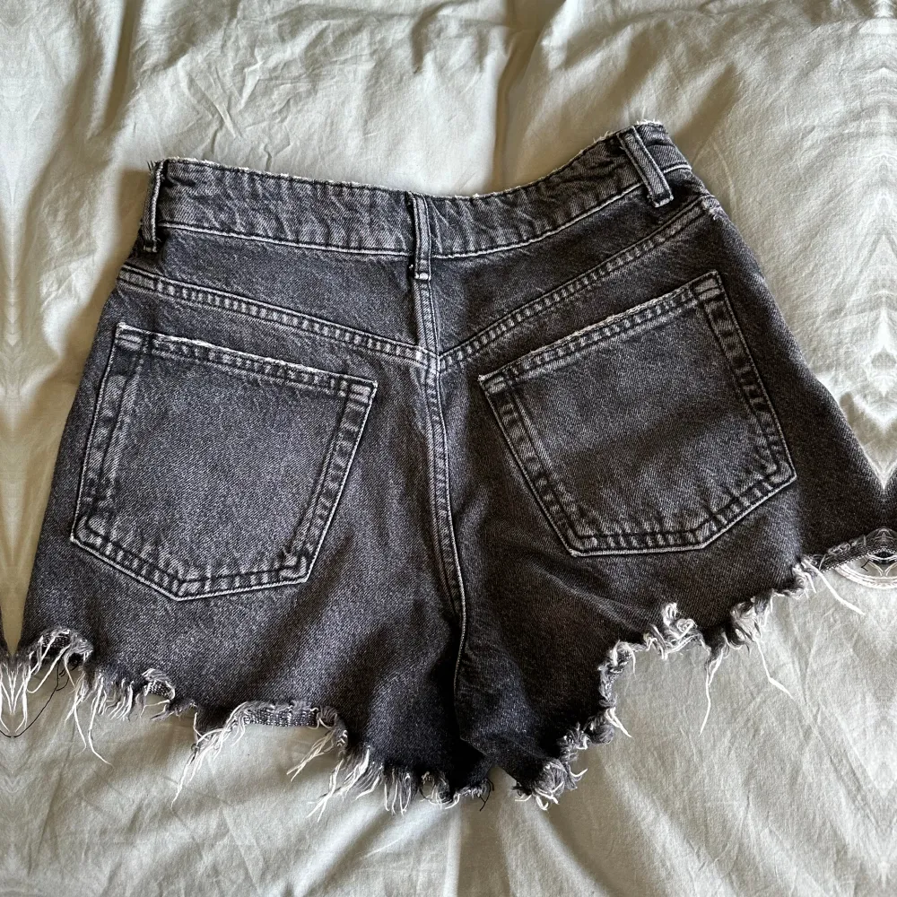 Snygga jeans shorts från Zara som inte längre kommer till användning, i fint skick 😊🌼. Shorts.