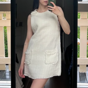 Zara klänning  - En supersöt krämvit klänning i bouclétyg💕 I bra skick, endast använd någon enstaka gång🌸 storlek XS men lite oversize i modellen så skulle säga att den även passar S🤗