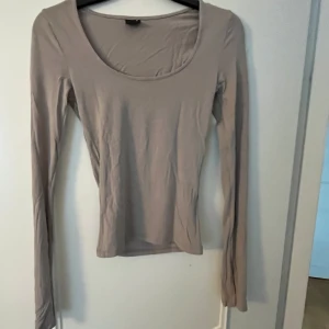 Långärmad tröja ginatricot  - Basic långärmad vit tröja från ginatricot. Storlek xs💕