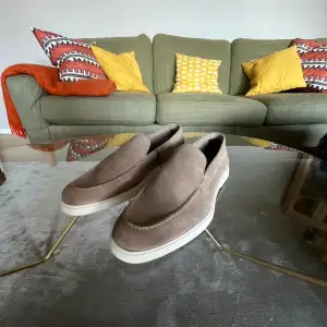 Helt nya och oanvända loafers från massimodutti i färgen sand. Skorna är inköpta i USA vilket gör dem unika då denna färg endast är tillgänglig där. Köpta för $149 i size 10 vilket motsvarar storlek 43/44. Säljer skorna då de är för stora för mig.