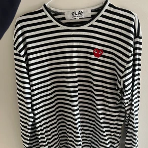 Comme des garcons PLAY tröja - Såå fin tröja! 🤍🖤 storlek XL