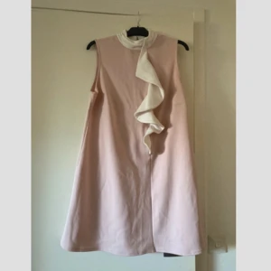 Klänning med volang - Använt ett fåtal gånger  Normal i storlek