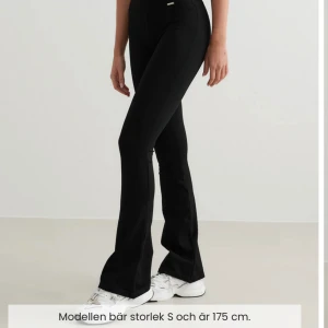 Tränings tights - Så fina bootcut träningsbyxor från Aimn😻😻använda noll gånger då de är för små❤️❤️ny pris 699❤️❤️frakt ingår ej❤️❤️