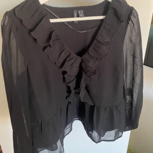 Blus ifrån vero Moda  - Säljer denna blusen ifrån vero Moda då den inte kommer till någon användning. Endast använd 2-3 ggr.