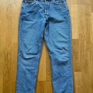 Fina raka jeans i stl 42 som är använda få antal gånger. 