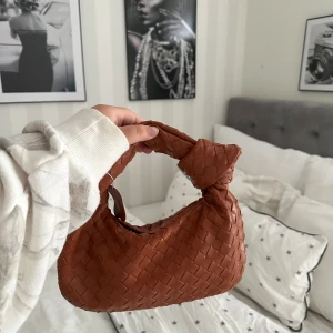 Brun väska  - Nu säljer jag denna fina väskan som är perfekt för sommaren !!den är aldrig använd!!❤️❤️