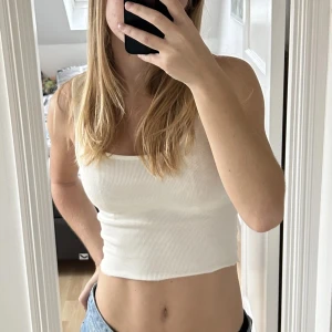 Vitt linne - Vitt linne från bikbok. Linnet är i storlek XS och har använts få gånger. Kostar 50kr