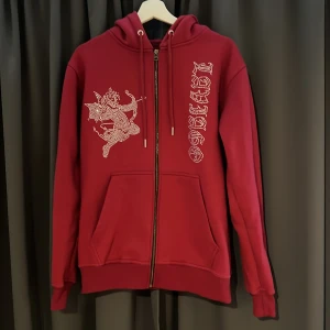 Röd Laviago Rhinestone Zip - Köpte för 670kr, haft i två månader men använde den bara några veckor, säljer för den inte kommer till användning, inga fel på den 