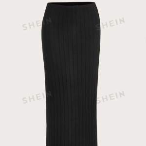 Oanvänd svart långkjol från shein med en längd på 92cm!