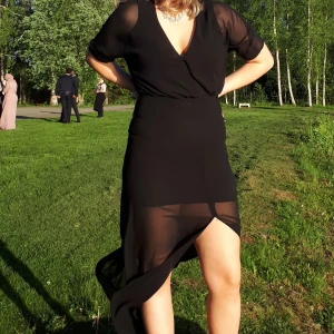 Svart lång klänning - Lång klänning med genomskinligt yttre lager och slits. Väldigt skön passform⭐