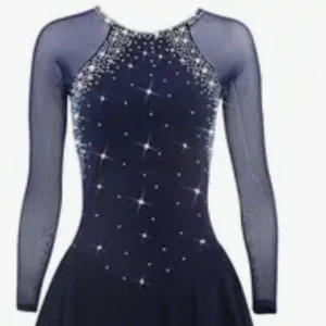 Konståkningsklänning  - Marinblå superfin  Konståkningsklänning, säljer då jag slutat med konståkningen  Nypris:1200 Skriv för flera bilder!!💓💓