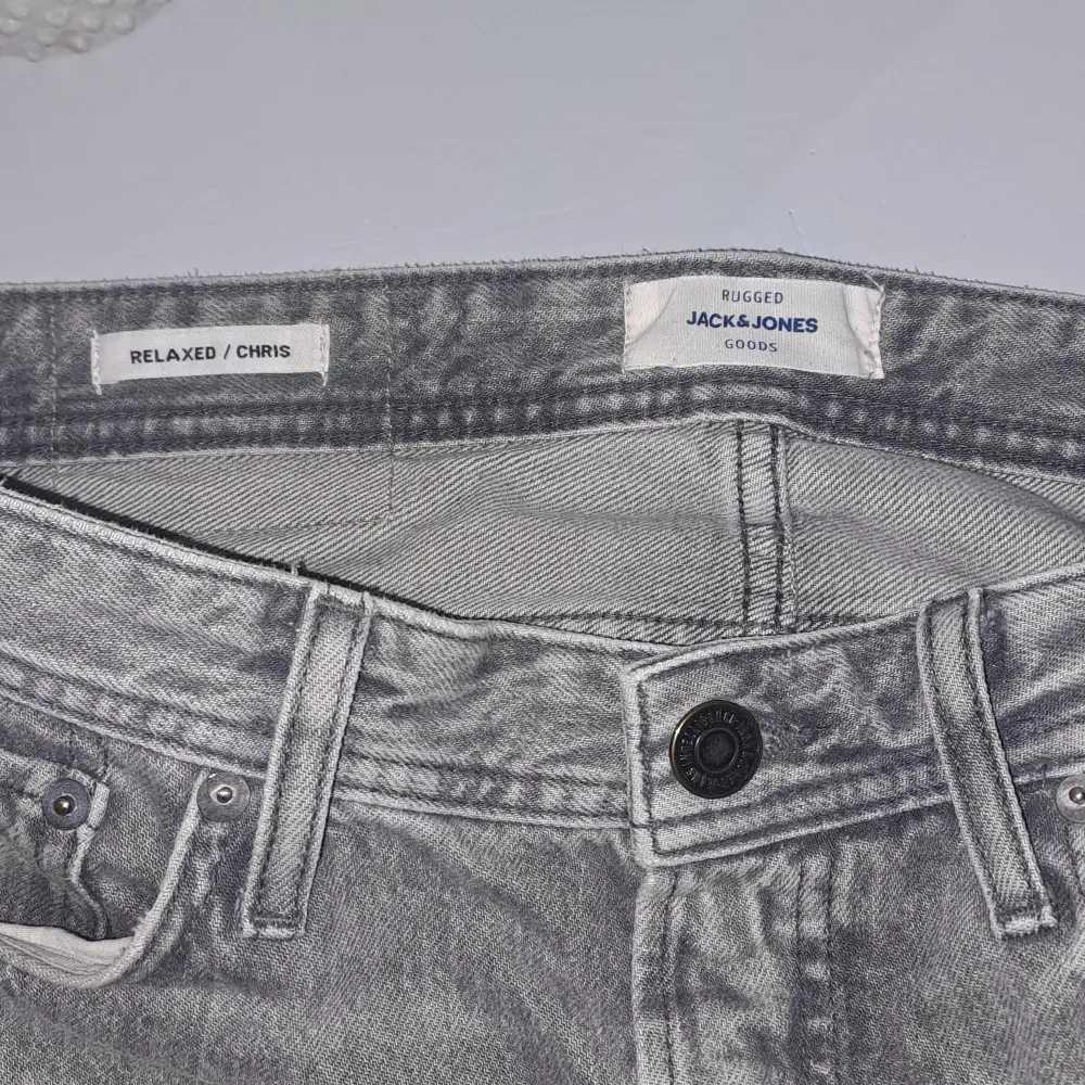 Ett par jeans från jack and jones som sitter riktigt bra 8/10 skick lite trasigt längst nere på byxorna.. Jeans & Byxor.