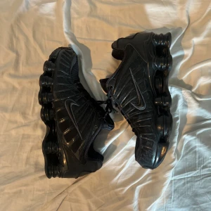 Nike shox - köpte ett par nike shox för 2 månader sen har inte använt dom 1 enda gång därför säljer jag dom, han jag köpte dom av skickade dom i lådan så lådan är helt sönder och jag slängde den så den finns inte kvar, inga större skader. 