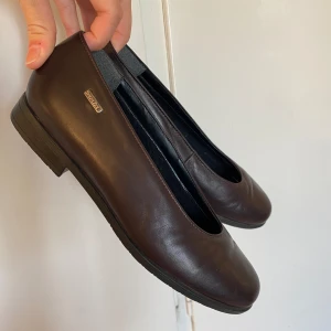 Varm bruna /burgundy ballerina skor  - Super gulliga i typ läder, känns som det iaf. Oanvända. Tyvärr för små för mig som har 38-39 så dom är väl 37 typ eller 36,5 för ja får i foten men det är knappt att ja får i den