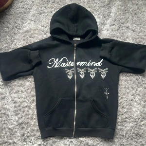 Mastermind x Cactus Jack (Travis Scott) Zip Hoodie Storlek L - Sjukt fet zip hoodie som ja köpte av min vän längesen har haft på mig den ett tag, 8/10 skick inga stora defekter. En av de mest unika zip’s ja sett me ett print där bak som går över ryggen till luvan! Tvär fet. Skickar snabbast me instabox, sameday!