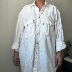 Jeans skjorta från LEVIS - Fin vintage skjorta från LEVIS. Herr modell. Zebra knappar.