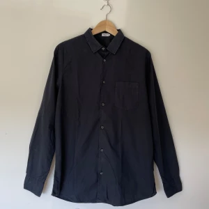 Filippa K - Svart Skjorta - I fint skick.   För fler bilder/frågor, kontakta!