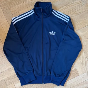 Adidas jacka - Zip-up adidas jacka i storlek M! Inga stora defekter. Den första bilden visar färgen bäst!🩷🩷