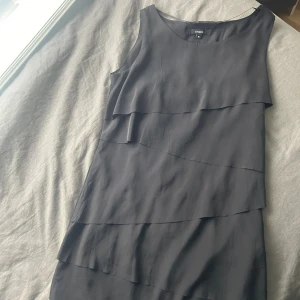 Klänning - En klänning går hela vägen fram till knänen, knappt använd🌸