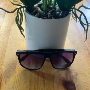 Identiska Solglasögon - Ray Ban Boyfriend  - De här glasögonen är identiska med Ray ban Boyfriend och ser nästan exakt likadan ut. De ligger på ett lågt pris nu och kommer förmodligen höjas lite senare så passa på nu och köp dom här fina solglasögonen inför sommarn. Har flera styckna & passa på