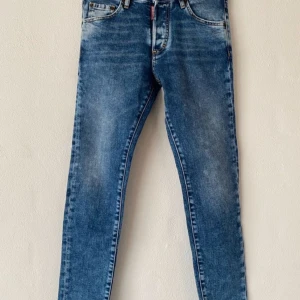 Dsquared2 jeans - Storlek 44 Köpt på auktoriserad butik.  Väldigt bra skick, använt få gånger. Säljer för dem blivit försmå