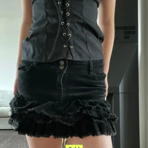 Svart kjol med volang  - Super snygg, köptes på PLICK men kom aldrig till någon användan 💕