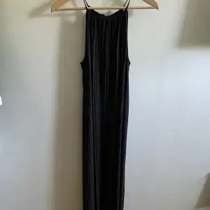 En svart långklänning från Gina Tricot. Inköpt för x antal år sedan med prislappen kvar. Säljer då den inte kommer till användning. Fin öppning i ryggen och knyts vid ryggen för önskad effekt💞 