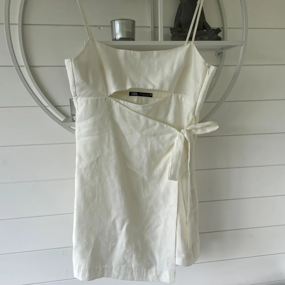 Vit kort klänning med inbygda shorts under. Storlek S från zara.💓. Mekot.