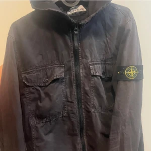 Stone island overshirt  - Säljer nu denna stilrena stone island overshirten! Den är i fint skick och sparsamt använd.💫 Det är storlek S Tveka inte på att höra av sig vid frågor eller funderingar!😃