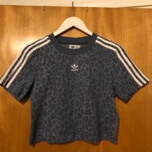 Leopard adidas kort tshirt  - Helt ny Aldrig använd 