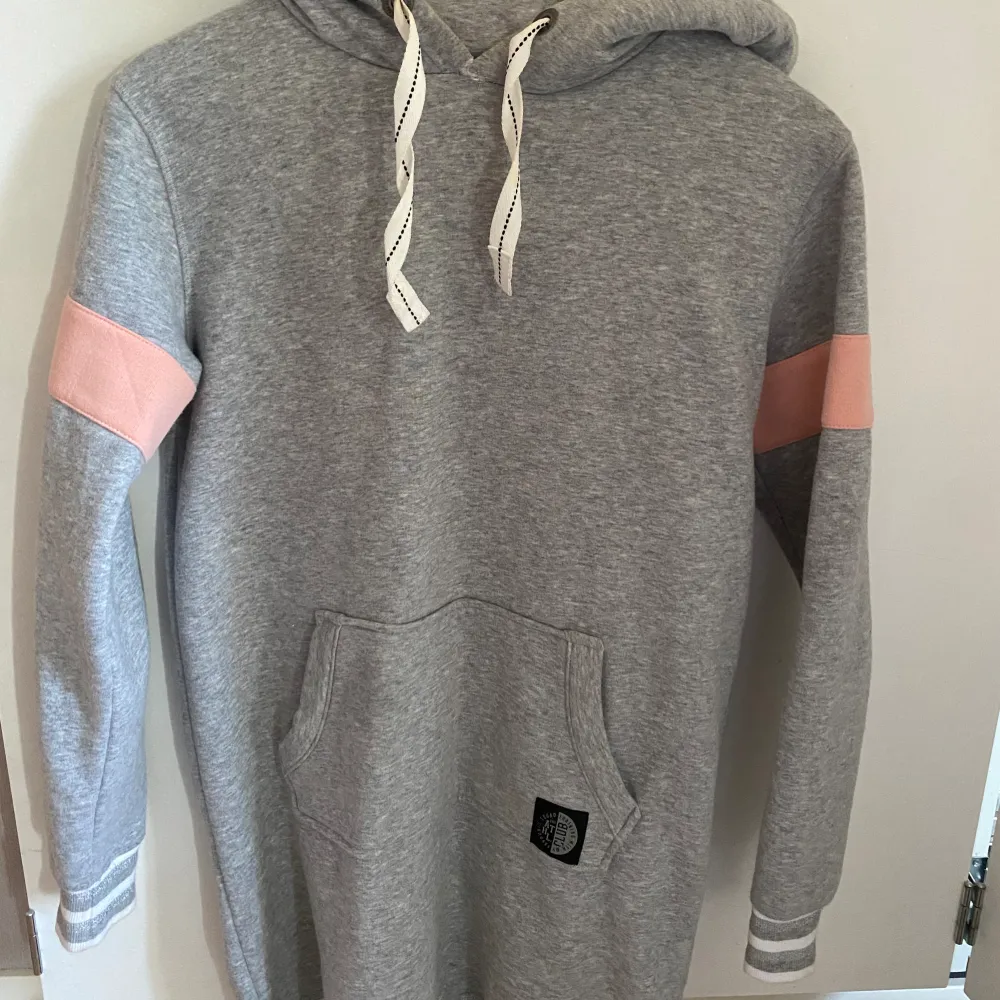 Lång hoodie i storlek S, knappt använd så jätte fint skick! Super mjuk inuti, pris går självklart att diskutera☺️🩷🎀. Hoodies.