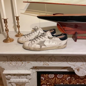 Golden Goose superstar  - Säljer mina Goldengoose , eftersom de inte faller mig i smaken längre. Storlek 45. Allt og medföljer. Finns några tecken på slitage vid sidan av sulan samt toeboxen, men har fortfarande mycket att ge. Ny pris ca 5400. Priset kan sänkas, Mvh William 