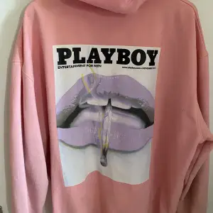 Rosa lång playboy hoodie i storlek 36/S, använde ibland förut men inget nu så väldigt bra skick! Dock inte ren på bilden men kommer självklart tvätta den innan jag säljer den! Pris går att diskutera☺️🩷🎀