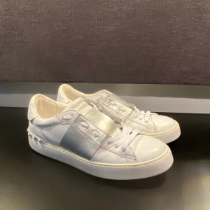 Valentino Open Skor - Hej! Säljer nu mina skor storlek 38, från märket Valentino , relativt bra skick, tveka inte på att höra av dig om du har frågor eller funderingar kring skorna! 